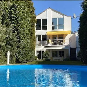 Kernsan. Souterrain-wohnung 60qm Mit Pool Blick Apartment
